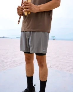 RVCA YOGGER TRAIN 2-IN-1 17" WORKOUT SHORTS Graphite